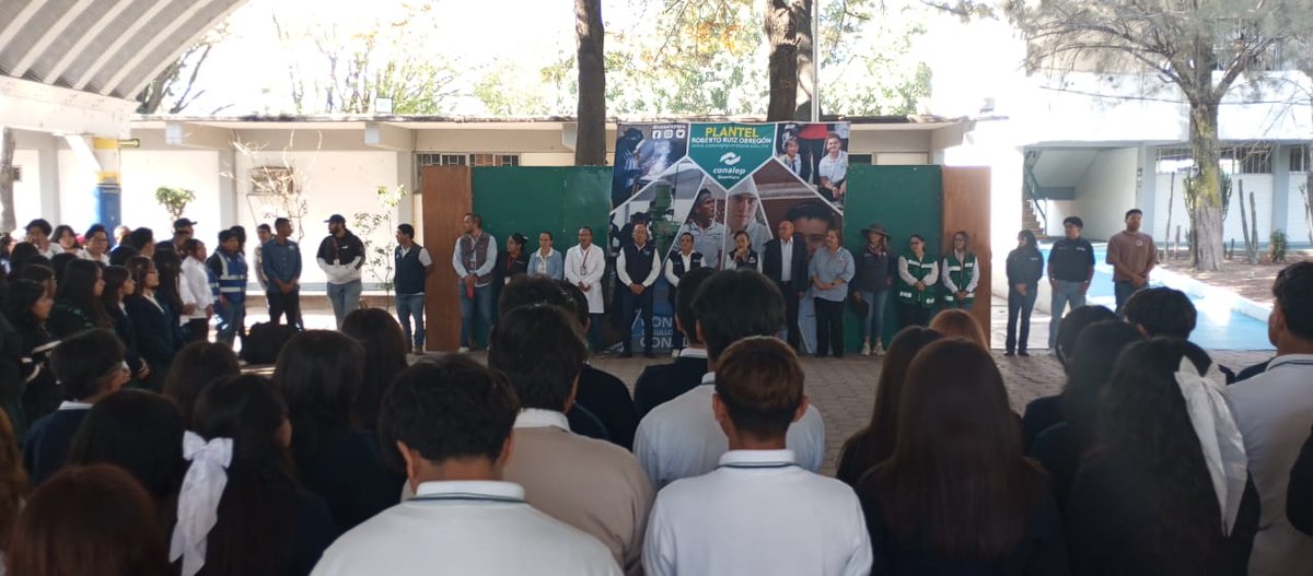 educacionqro's tweet image. Nos sumamos desde Querétaro a la Jornada Nacional de #TequiosPorLaPaz.
🧼🖌️ En el @CONALEPQRO  , alumnas y alumnos participaron con una jornada de salud y actividades de limpieza que promueven una vida libre de adicciones.
¡Por entornos escolares más seguros y saludables!
#SEDEQ…