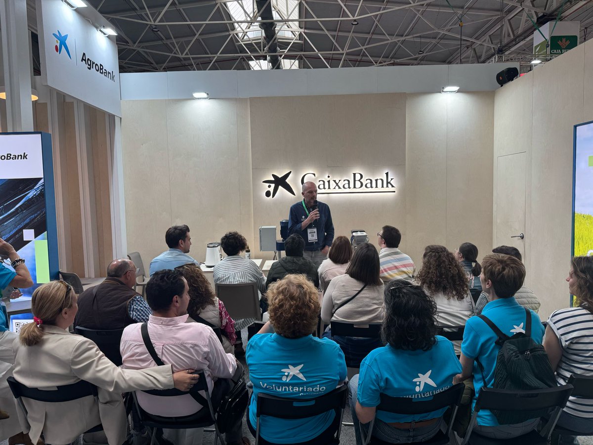 AgroBank_CABK's tweet photo. Así vivimos nuestra primera jornada en @ExpolivaOficial 2025 🌿 

Encuentros, aprendizajes y pasión por el AOVE.
Recibimos al ministro Luis Planas, hablamos de olivar y sostenibilidad con @OndaCero_es , y descubrimos los secretos del AOVE con @LaOleoescuela.

¡Seguimos mañana!💚 https://t.co/lw5hbEMGUE