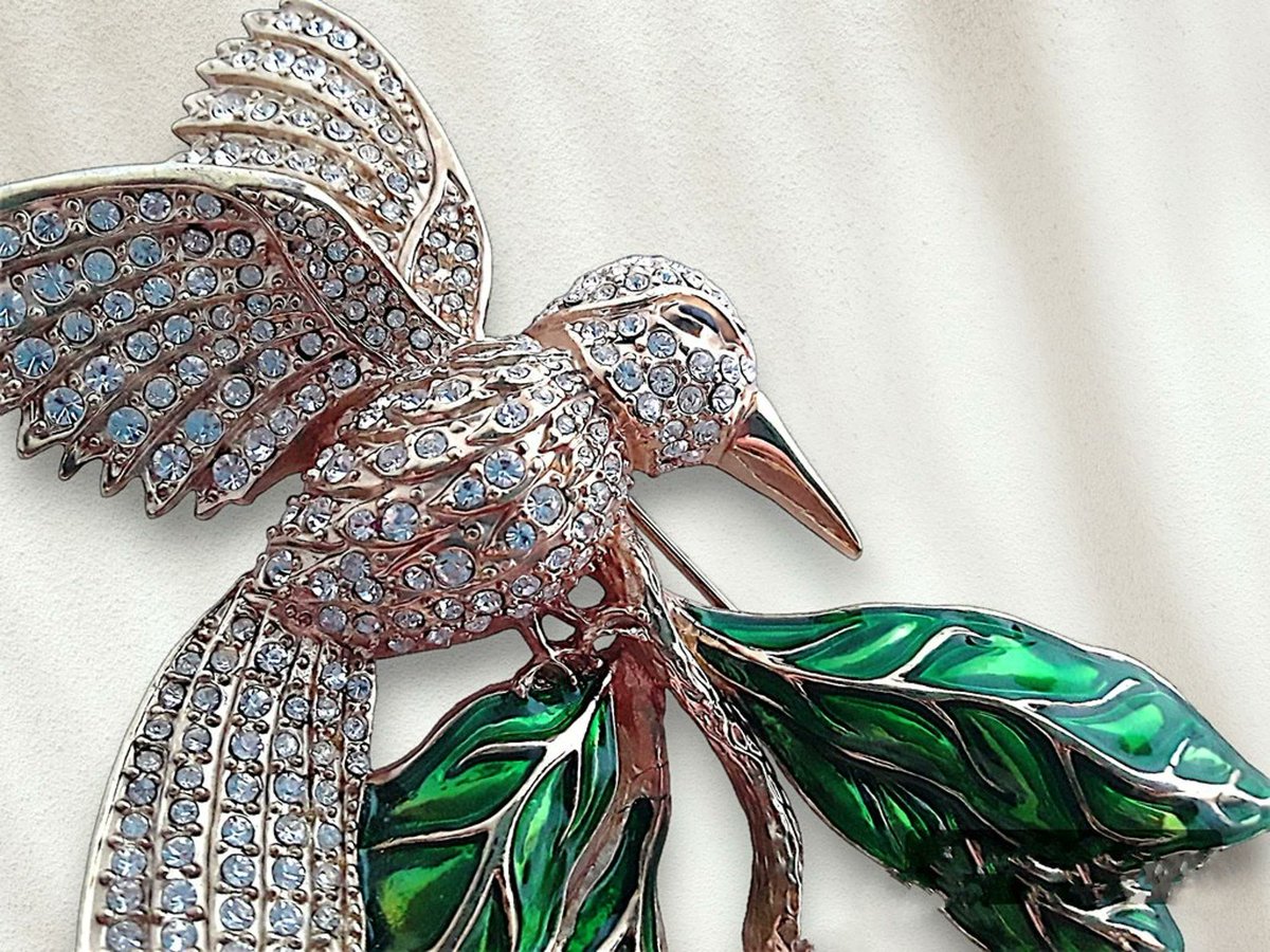 renaissancefai's tweet photo. Bird on Branch Floral Enamel Brooch, HUTTON WILKINSON, Pave Rhinestones, Gold Tone Signed Vintage
https://t.co/ve78TyVRQO?
#brooch #vintage #large #designer #signed #HuttonWilkinson #bird #animal #leaves #floral #green #pave #rhinestones #sculptural #figural #nature https://t.co/7l7AWVu4zC