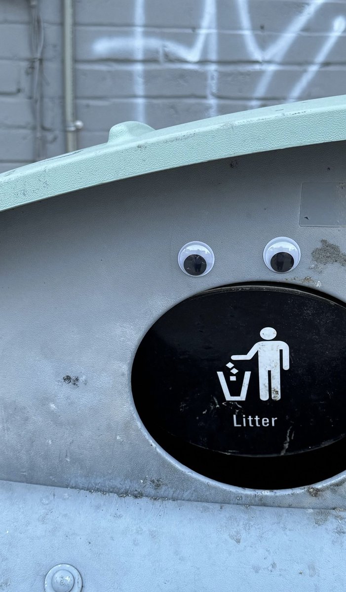 U of T Trash Team π¦ (@uofttrashteam) on Twitter photo π spotted near Crawford and Harbord by one of our volunteers, we love it! <a href="/cityoftoronto/">City of Toronto π¨π¦</a> should definitely consider googly-eyed #GarbageBins!! π¦ #Toronto #GooglyEyes cc: <a href="/MrTrashWheel/">Mr. Trash Wheel</a> π spotted near Crawford and Harbord by one of our volunteers, we love it! <a href="/cityoftoronto/">City of Toronto π¨π¦</a> should definitely consider googly-eyed #GarbageBins!! π¦ #Toronto #GooglyEyes cc: <a href="/MrTrashWheel/">Mr. Trash Wheel</a>