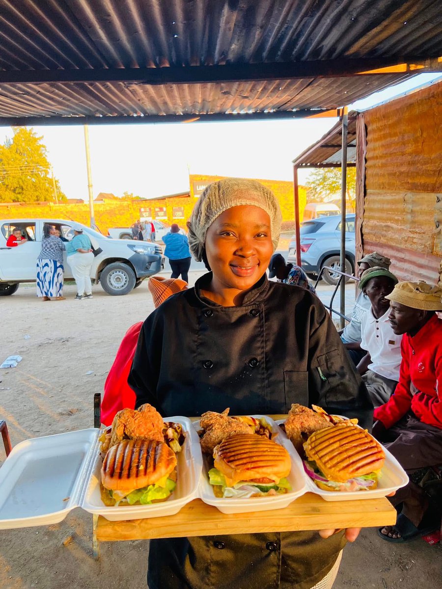 Kuwa mvivu ni kuwakosea heshima wazazi wako.

➡️ Walijitolea kila kitu kukuinua
➡️ Walilala njaa ili ulale umevuta shuka
➡️ Waliteseka ili ufanikiwe

Kamwe usikubali uvivu ukudhalilishe.
Simama, fanya kitu. Hata kidogo.