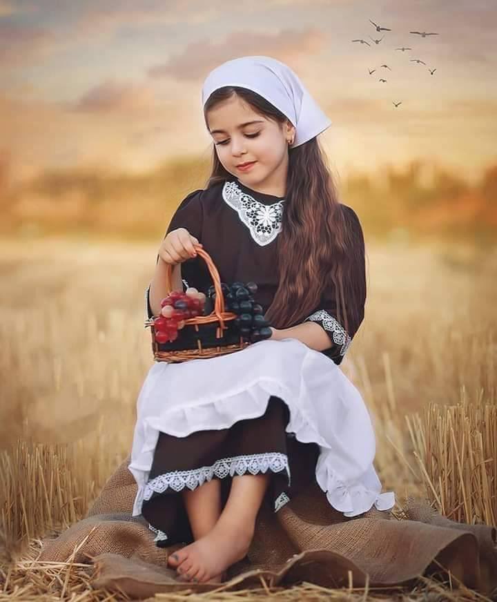 .

أنا وأنت 
لا أحد يفهمنا 
إن اجتمعنا أو تفرقنا
إن تصالحنا أو تخاصمنا
إن تحادثنا أو صمتنا
سيبقى الحب دوما وأبدا بيننا ثالثنا

#ثم

لو كان القرب على قدر الحب
لكنت أقرب إليك من وريدك
فسلاما على نبض قلبي 
حين يهتف بعششقك  ..

#مسائكم_شوق_وغلا
#مساء_الخير