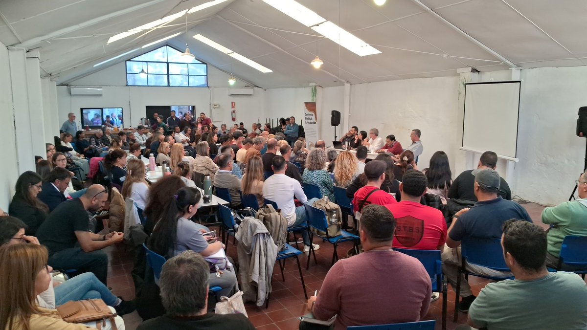 140 dirigentes de ARTICULACIÓN, reunidos en ASU, homenajean a Mujica previo a debatir la perspectiva del Mov. Sindical de cara al Congreso del PIT-CNT. 
En clave de UNIDAD se discuten los documentos y la elección de una nueva Mesa Representativa.