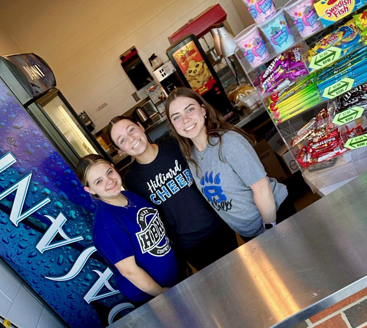 Our Bradley Cheerleaders and families understand the importance of the fan experience… and the CONCESSION STAND always makes everything better at <a href="/HBHSathletics/">Hilliard Bradley Athletics</a>!!! 🍿 🌭 🥨 🍫