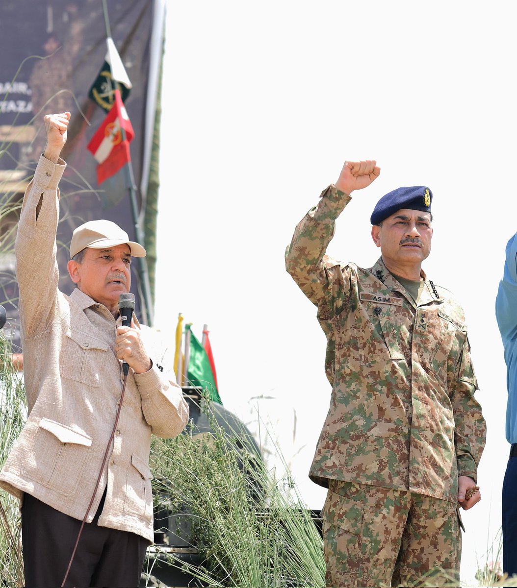 ArmedForcesIR09's tweet image. PM Shehbaz Sharif along with the brave soldiers who took part in Operation "Banyan Marsoos" representing the unwavering determination of the nation regarding the defense and integrity of Pakistan!