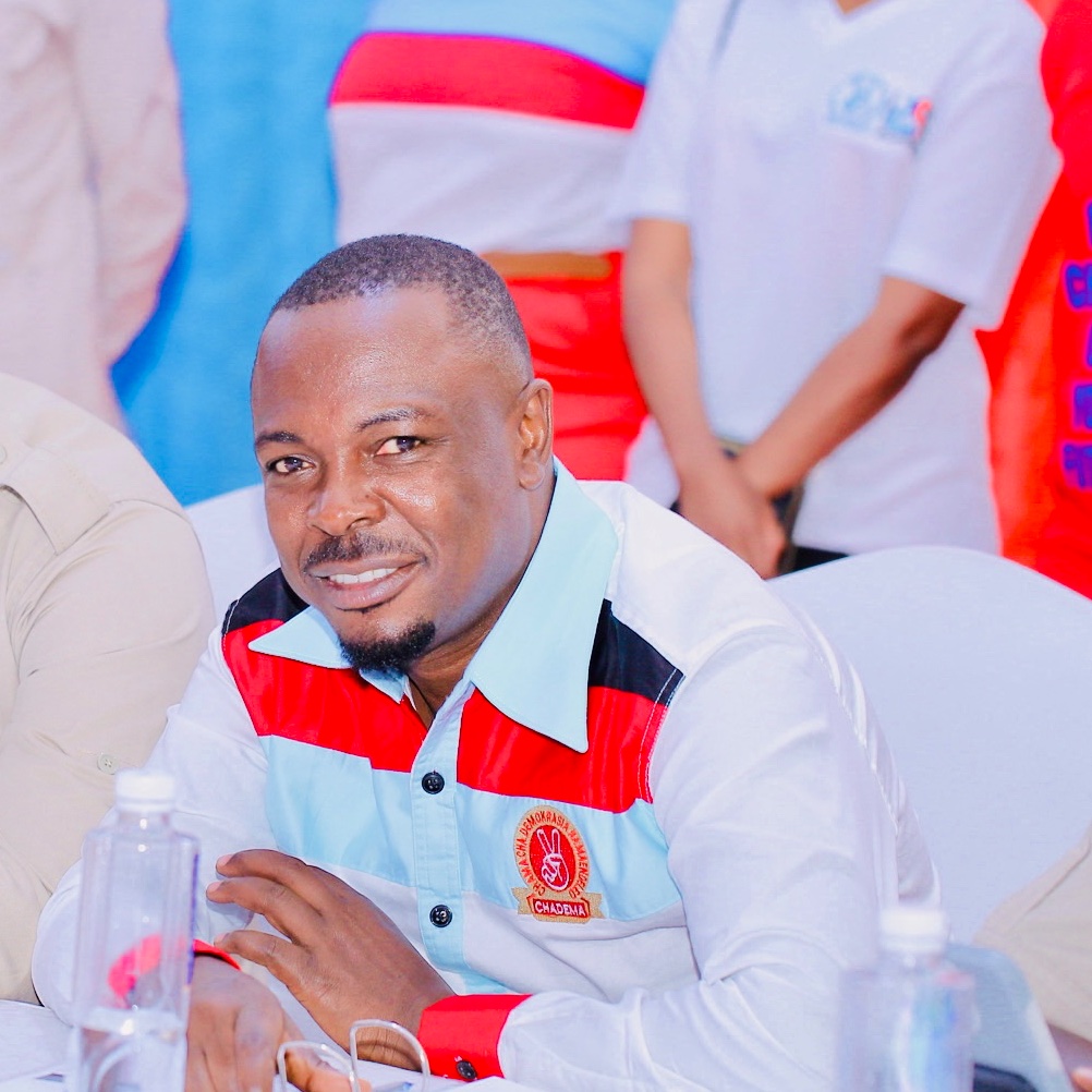 Moja ya maamuzi bora tuliyowahi kufanya kama chama ni kumchagua Mhe. Heche kuwa Makamu Mwenyekiti! 
Kama unaelewa kazi anayofanya Makamu Mwenyekiti naomba repost hii kumuunga mkono! 
#FreeTunduLissu