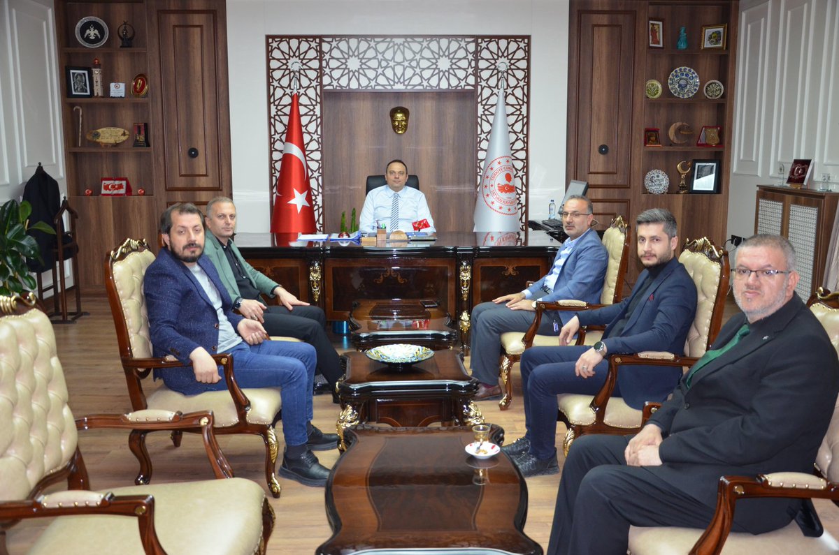 İlim Yayma Cemiyeti Bitlis Şube Yönetimi olarak Tatvan Kaymakamımız Dr. Remzi DEMİR’i makamında ziyaret ettik. Kıymetli Kaymakamımızın misafirperverliğinden, sıcak ve samimi sohbetinden ötürü teşekkür ederiz. <a href="/iycgenelmerkez/">İlim Yayma Cemiyeti</a> <a href="/tatvankay/">T.C. Tatvan Kaymakamlığı</a>