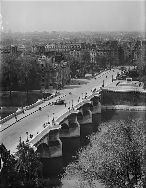 📷 Marcel Bovis. 
Pont Neuf 
1942. Année sinistre. Paris