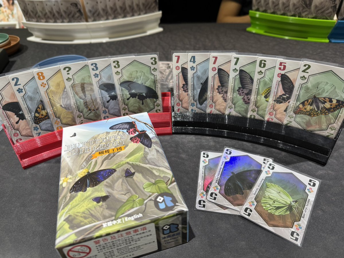 #ゲームマーケット2025春
『バタフライ・キングダム（蝶の王国）』
 D-29ブースにて頒布予定
『バタフライ・キングダム』は、テンポの良いセットコレクション系カードゲームです。

 カードゲーム × 麻雀風

個人的には、麻雀っぽい感覚があって、なかなか面白いカードゲームだと思いました！