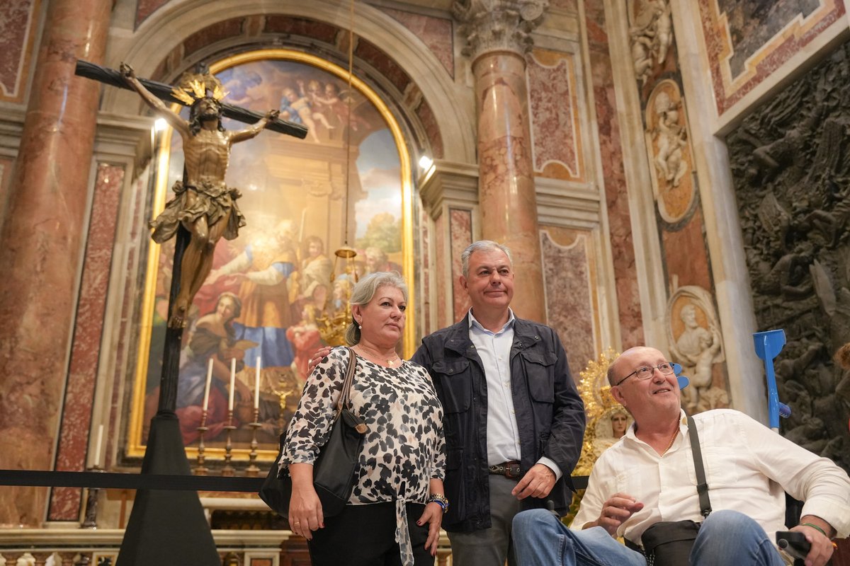 Ayuntamiento de Sevilla (@ayto_sevilla) on Twitter photo Ya está #ElCachorroEnRoma, en la Basílica de San Pedro de El Vaticano. 🇻🇦✝️
Un hito histórico para #Sevilla y sus cofradías, y que nos dejará estampas para la historia.
<a href="/jlsanzalcalde/">José Luis Sanz</a> acompaña a la <a href="/HdadCachorro/">El Cachorro</a> en los actos con motivo del #Jubileo2025 y en la #ProcesiónRoma25. Ya está #ElCachorroEnRoma, en la Basílica de San Pedro de El Vaticano. 🇻🇦✝️
Un hito histórico para #Sevilla y sus cofradías, y que nos dejará estampas para la historia.
<a href="/jlsanzalcalde/">José Luis Sanz</a> acompaña a la <a href="/HdadCachorro/">El Cachorro</a> en los actos con motivo del #Jubileo2025 y en la #ProcesiónRoma25.