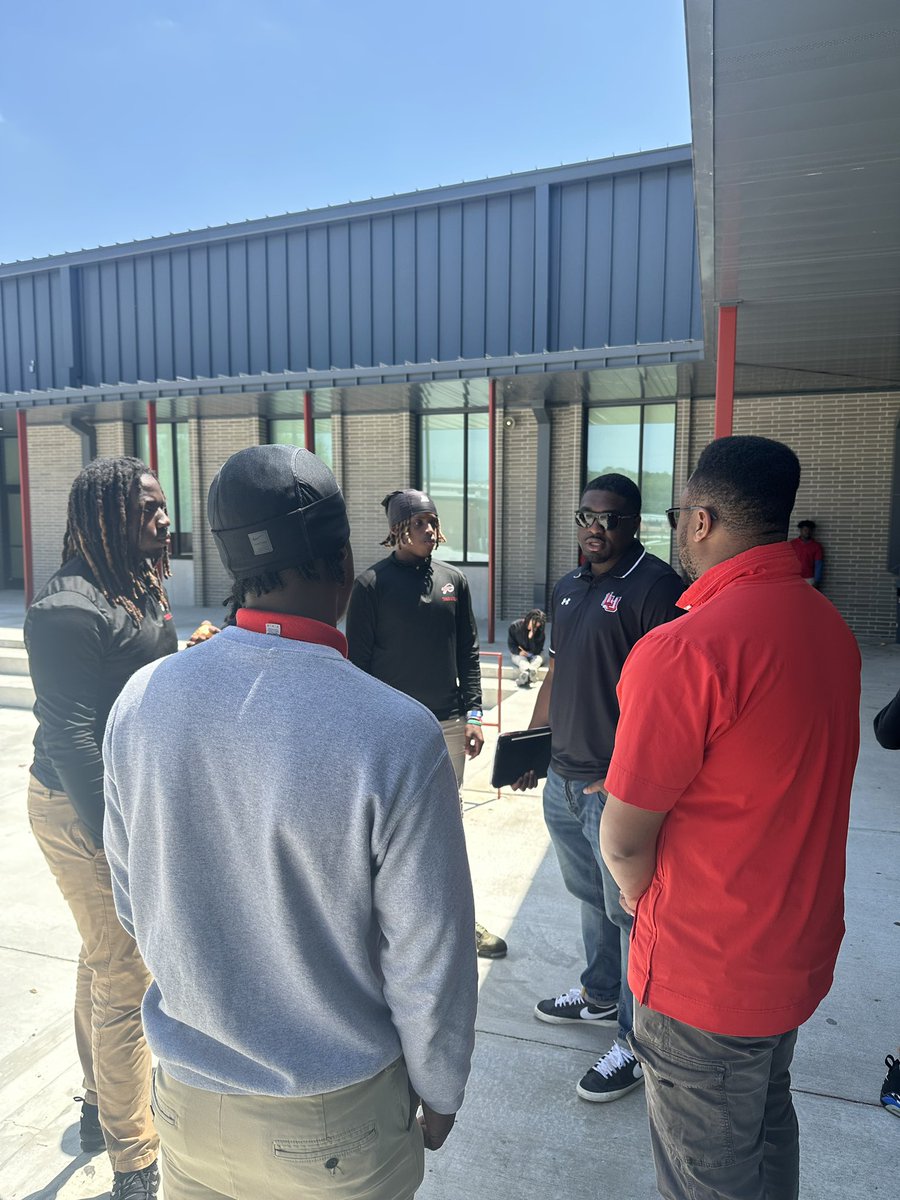 Huge shoutout and thank you to <a href="/_CoachZo_/">Lorenzo Jackson</a> for coming check out <a href="/BAKERBUFFS/">BAKER HIGH FOOTBALL</a> today.