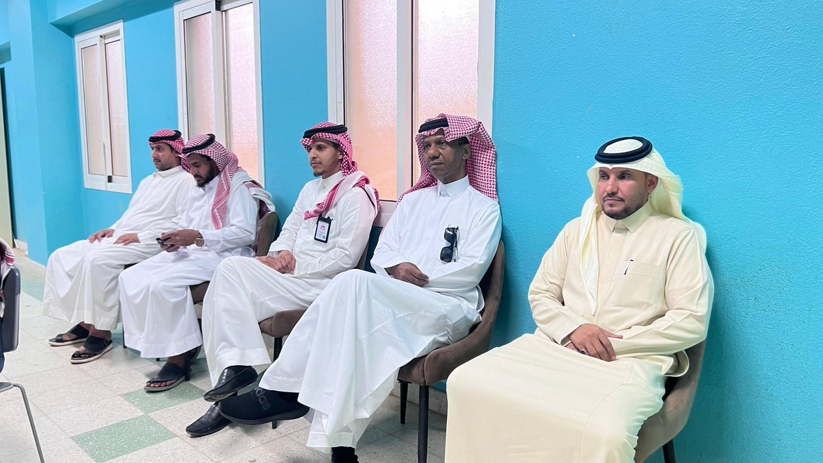 تشرفت جمعية التنمية الأهلية بالبرك يوم الثلاثاء 15 / 11 / 1446 بزيارة المدير التنفيذي للكلية التطبيقية بمحايل الدكتور / إبراهيم بن علي آل قايد عسيري ود.سلطان أحمد محمد عسيري ود.أديب عبدالوهاب الحبري ود. ايناس عبدالسميع أحمد وذلك لتنفيذ برنامج (كيفية اختيار المسار الجامعي )