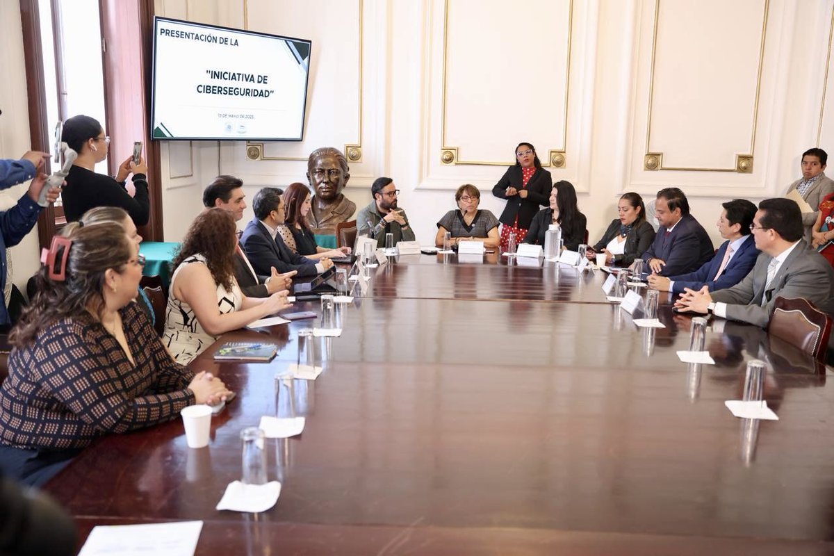 sariadna's tweet image. 🗣️ Agradezco a la Presidenta @lauraenriquezr y al Comisionado @JulioCBonillaG la invitación para asistir a la presentación de la iniciativa de Ley de #Ciberseguridad en el @Congreso_CdMex. 🔐
Desde el @InfoCDMX, seguimos trabajando para proteger los #derechosdigitales.