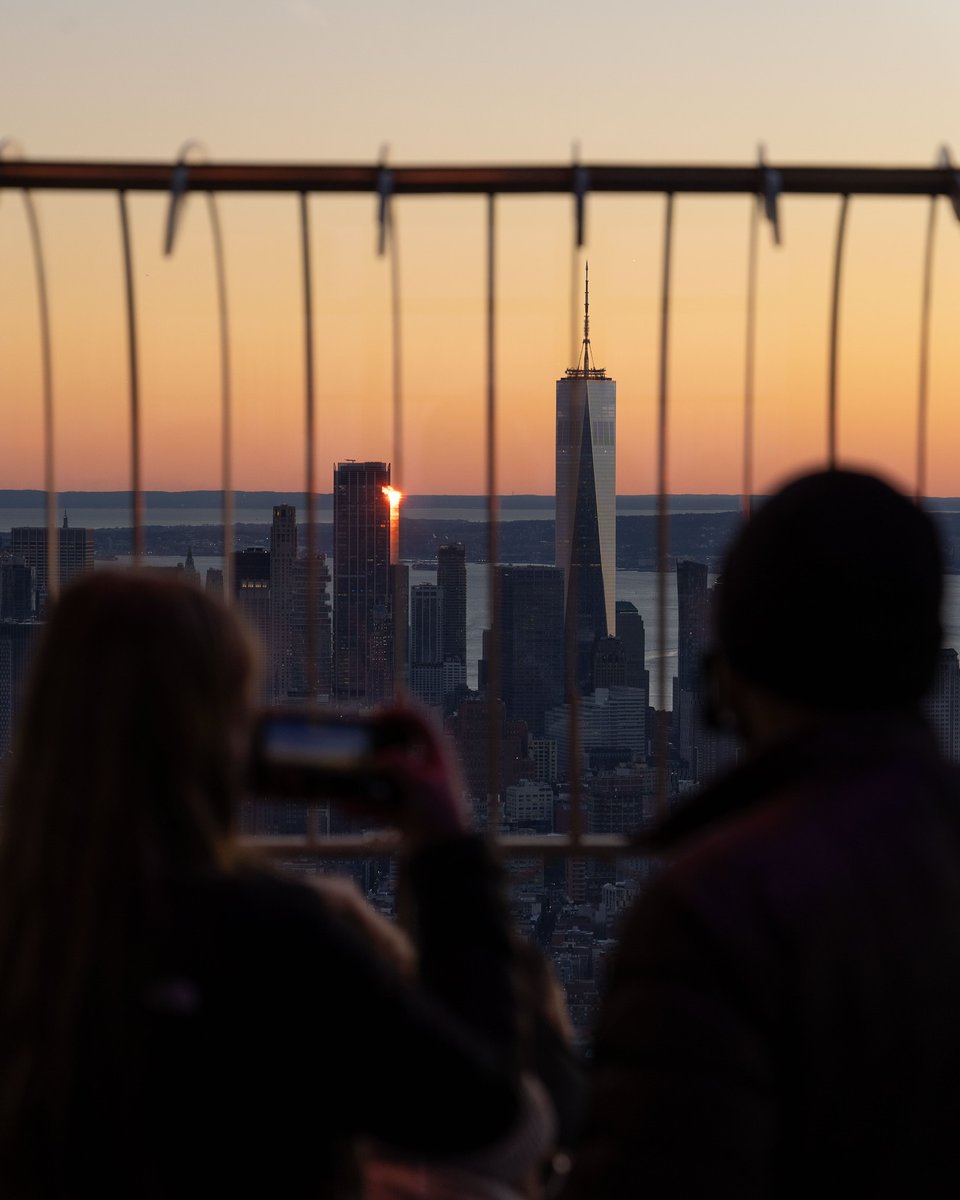 Empire State Building (@empirestatebldg) on Twitter photo Watch the sunset with me
📷: <a href="/maximusupinNYc/">Max Guliani</a> Watch the sunset with me
📷: <a href="/maximusupinNYc/">Max Guliani</a>