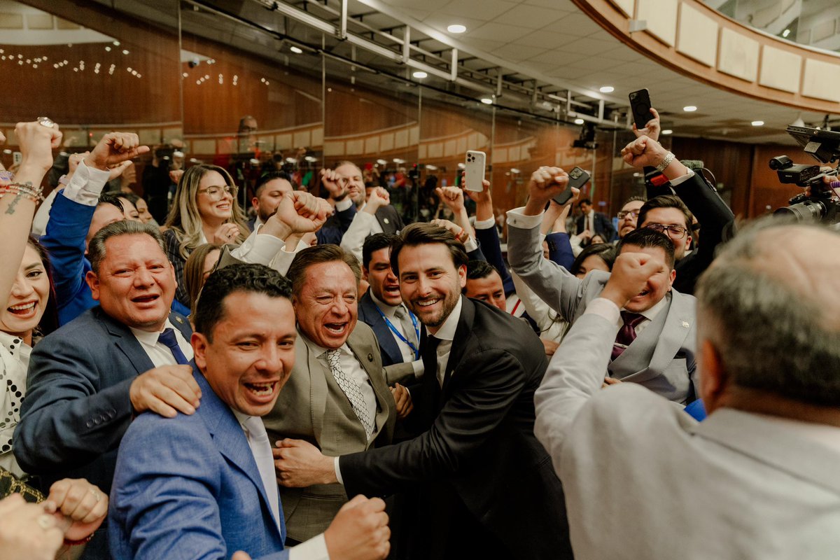 NielsOlsen's tweet photo. Hoy no ganó solo un partido, ganó una forma distinta de hacer política.

Asumo la presidencia de la Asamblea con humildad, con gratitud y con el compromiso de construir, no de dividir.

Empezamos un nuevo capítulo. ¡Vamos juntos! 🇪🇨 https://t.co/GZ0tMU7zqp