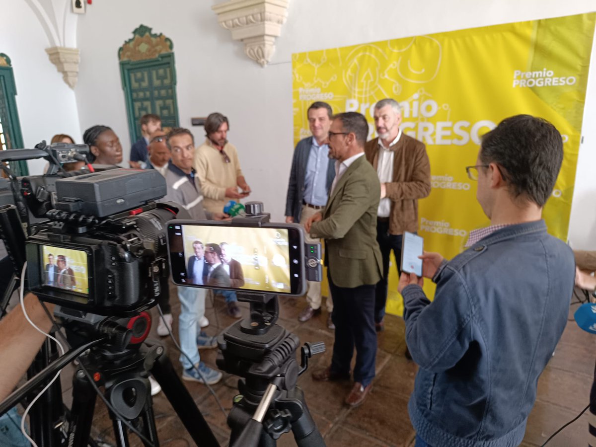 premioprogreso's tweet photo. Rueda de prensa previa a la entrega de la XIII Edición del Premio Progreso @archivofudepa @SG_UGTAndalucia #Cordoba #Andalucia https://t.co/xxlgVk8r4w