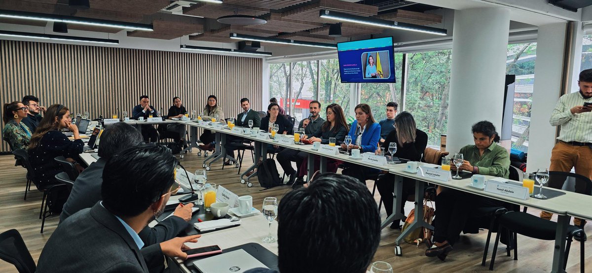 La Representante de <a href="/pnud/">ONU Desarrollo</a> Colombia <a href="/SaraFOlivella/">Sara Ferrer Olivella</a> invitó al Sector Público, Privado, Financiero y Fintech a seguir construyendo conjuntamente en unir lo tecnológico, financiero y el desarrollo sostenible, y así lograr soluciones que lleguen a quienes más lo necesitan

Abro 🧵