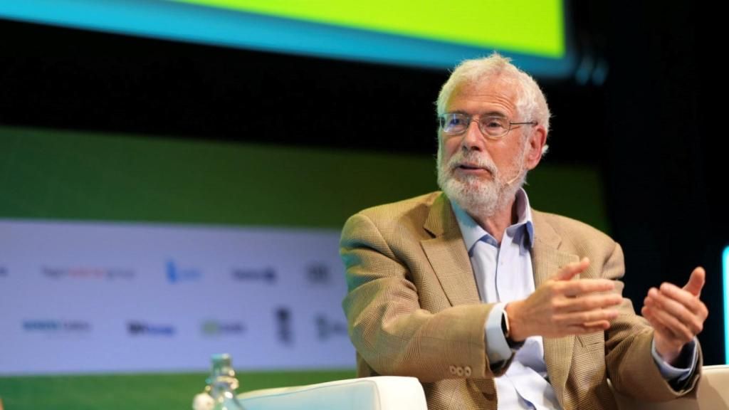 من الملفت لي في قصة ستيف بلانك أنه بعد إدراج شركته في سوق الأسهم، وهي برأي الكثيرين أقصى مراحل نجاح المؤسس، بدأ يسأل نفسه "هل أنا أستحق كل هذا؟"

فكّر أنت فيها، في حياتك عندك نجاحات، صغيرة أو كبيرة. هل جاك لحظة تسأل نفسك "هل أنا أستاهل؟"

شخصياً كنت أقاوم الشعور وأستغربه، لكن بدأ