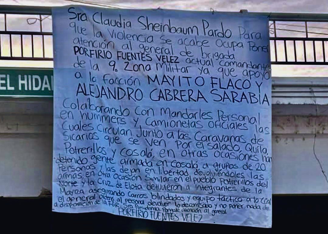 NOTICIASELMEXA's tweet photo. Colocan #Narcomanta para la Claudia sobre un puente de la Av. Álvaro Obregón en #Culiacán https://t.co/hb7SG1NZJQ