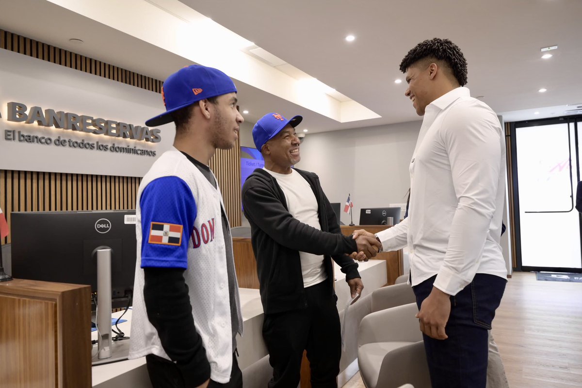 ¡Hoy es un gran día para Banreservas!

Nuestro deporte rey y el banco de todos los dominicanos vuelven a hacer historia juntos.

Con un inmenso orgullo, queremos darle la bienvenida a <a href="/JuanSoto25_/">Juan José Soto Pacheco</a> a nuestra Familia Reservas. 

Juan Soto es una de las estrellas más grandes del