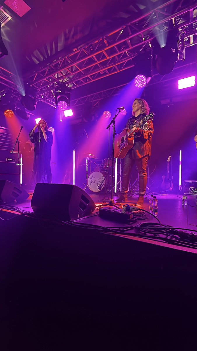 Thanks to our Evelings for sending in these photos from our headliner - much appreciated! We’ve lost track of who sent what, we think Kat, Keith and Pete! Thank you! 

Can we do it all over again please?!❤️🌟