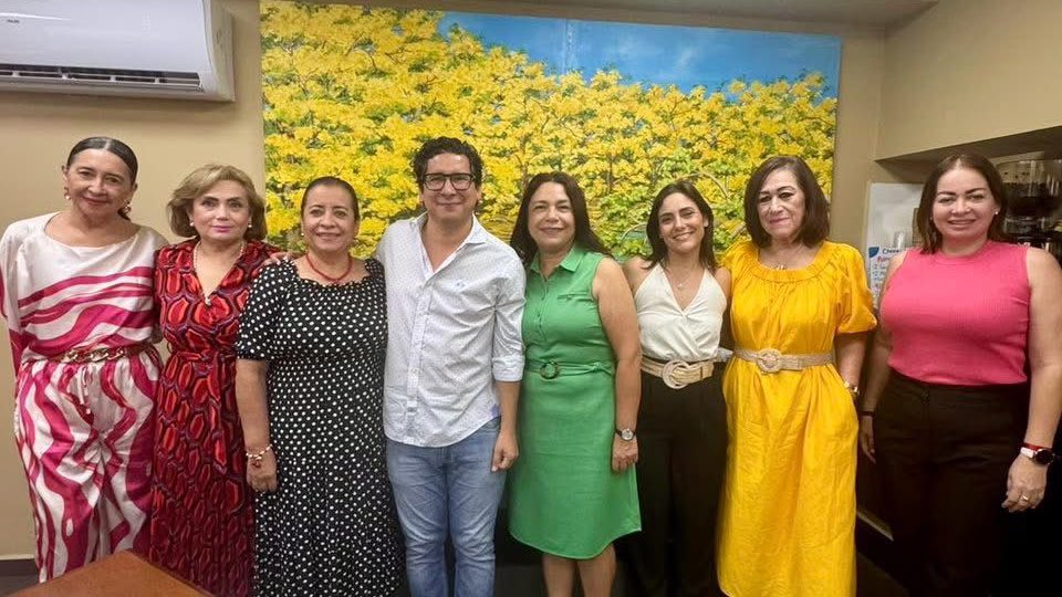 pvemtabasco's tweet photo. Las mamás son el corazón del Proyecto Verde.
Con su amor, cuidado y entrega, son las verdaderas guardianas del cambio que queremos para Tabasco.

Gracias a todas las madres que nos acompañaron en este emotivo encuentro.
@diegoedelao 
¡Con ustedes, todo es posible!

#Día10M https://t.co/YRJXhYVRlE