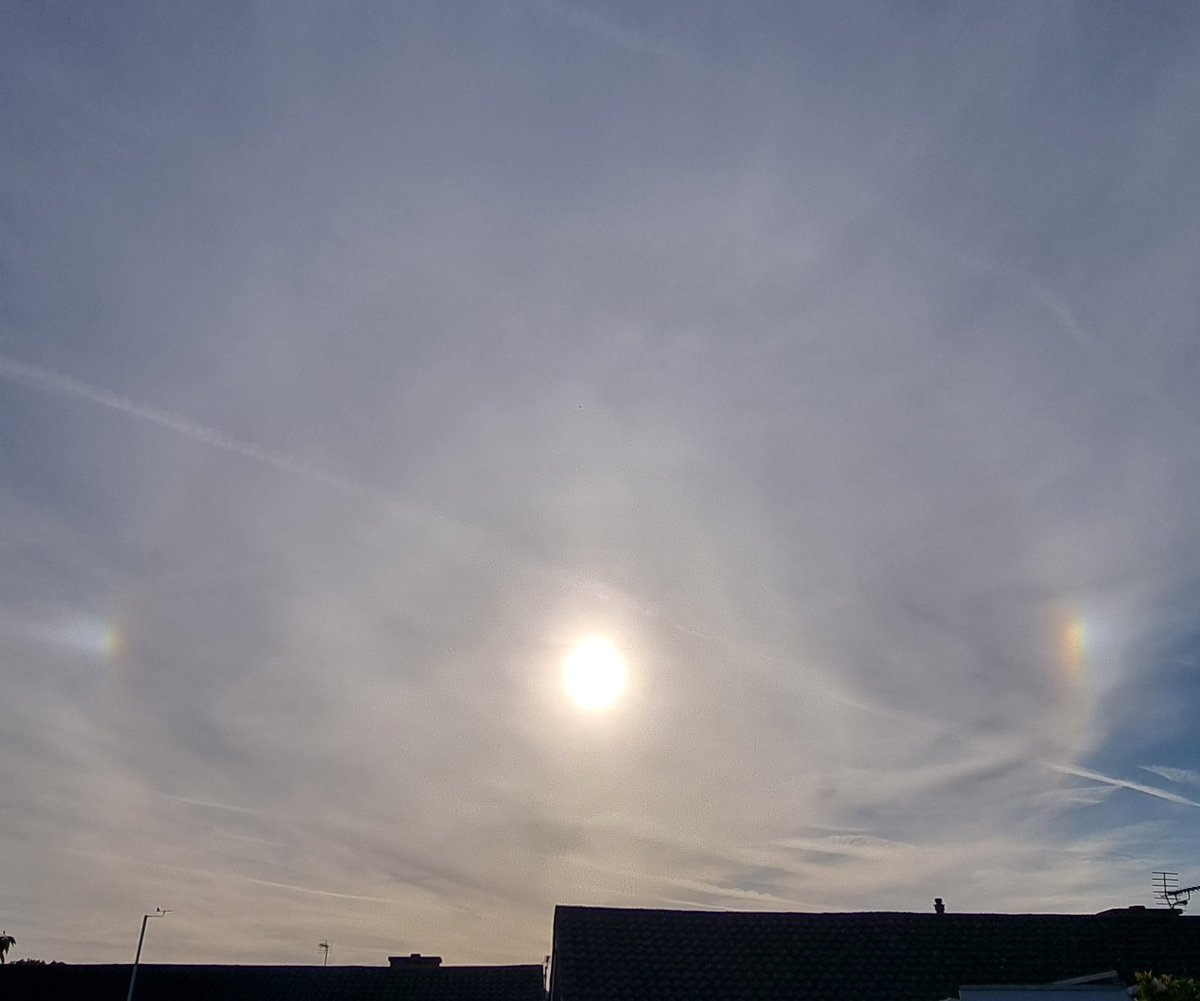 Lovely to see a pair of sundogs along with a bit of solar halo today. 14.05.25
Quick phone photo share here.
#ThePhotoHour #StormHour
