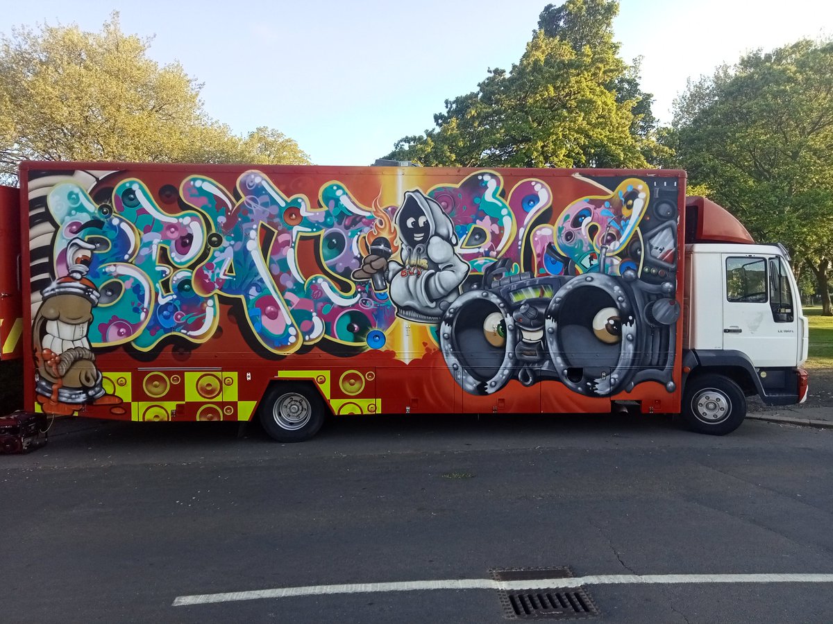 bus_hull's tweet photo. Great first session with the young people in Grimsby at the #shalomyouthcentre for our new project "Campaign Champions" with @YouthMusic really great to meet everyone and massive to respect to brother @Redlocz Fr once again getting the Bus into such a small space! #hiphpp #Hull https://t.co/5EHDUvqE48