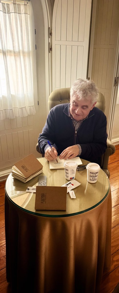 Kabemayor (@kabemayor1) on Twitter photo Bernardo Atxaga firmando, uno a uno, los 300 ejemplares de tirada del cuaderno de poesía EL DICCIONARIO DE LAS PIEDRAS Y OTROS POEMAS editado por Ediciones del 4 de Agosto y Fundacion San Millán #virgulilla2025 <a href="/escenariovivo/">Escenario Vivo</a> <a href="/fsanmillan/">Fundación San Millán de la Cogolla</a> <a href="/4deAgosto1/">Agosto Clandestino. Poetas en La Rioja</a> Bernardo Atxaga firmando, uno a uno, los 300 ejemplares de tirada del cuaderno de poesía EL DICCIONARIO DE LAS PIEDRAS Y OTROS POEMAS editado por Ediciones del 4 de Agosto y Fundacion San Millán #virgulilla2025 <a href="/escenariovivo/">Escenario Vivo</a> <a href="/fsanmillan/">Fundación San Millán de la Cogolla</a> <a href="/4deAgosto1/">Agosto Clandestino. Poetas en La Rioja</a>
