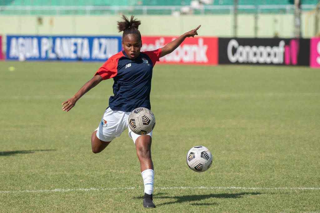 AgendaFutbolPan's tweet image. ¡Nueva incorporación!
Aaliyah Gil se unió a la Sele Femenina en mayo tras destacar en torneos en Georgia.
Su talento le abrió las puertas para vestir la roja.
#AgendaFútbol #FútbolFemenino #VamosPanamá
📝@AikalyY