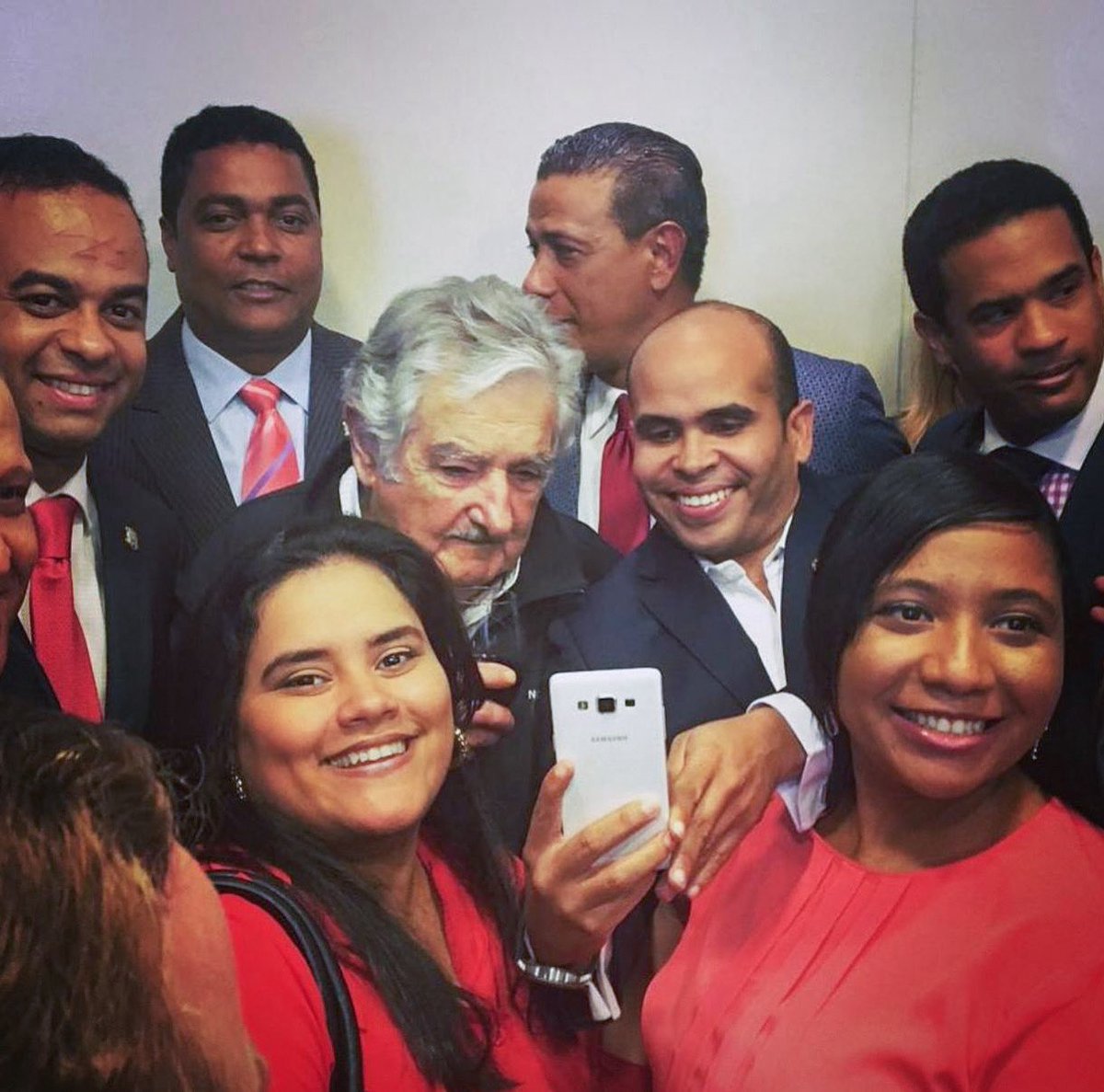 A quienes creemos en una política más humana, Pepe Mujica nos deja una brújula moral. Hoy no solo perdemos a un expresidente, perdemos a un referente. Que su ejemplo nos impulse a construir un mundo más justo y sincero.