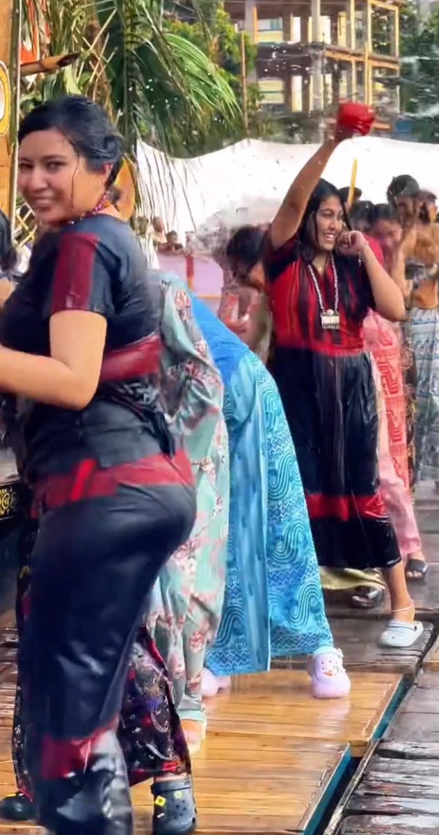 পোদের রানী সুচনা খানকি। খানকির পুটকি যেন একটা উল্টানো কলসি। পুটকিতে চুদা খাইতে খাইতে পুটকির মাংশ দুই সাইডে আলাদা হয়ে গেছে মাগির। বেশ্যা মাগিটা