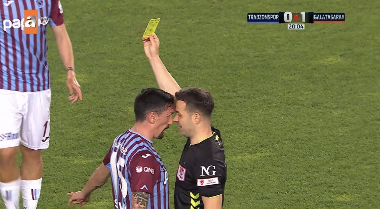 Türkiye’nin gözü önünde Savic Cihan Aydın’a kafa atarcasına itiraz etti, ama Galatasaraylı dedikleri hakem kırmızı kart vermesi gerekirken ikinci sarı kartını bile çıkarmadı. Maç öncesinde algı yaptıkları hakem kendilerini kolluyor! Bu ligde herkes Galatasaray’a karşı! #TSvGS