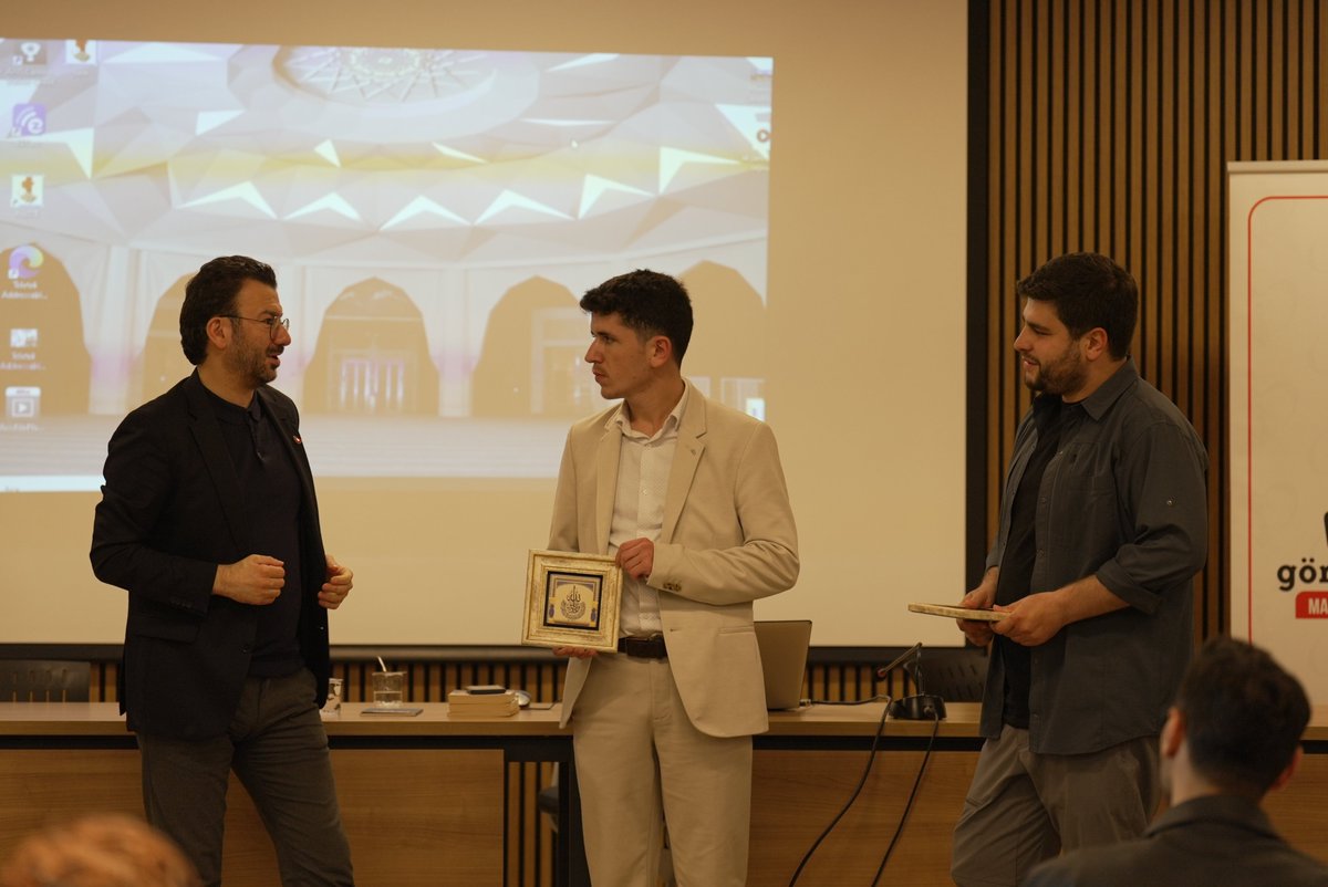 Bugün, Marmara Üniversitesi İlahiyat Fakültesi Genç Gönüllüler Kulübünün davetlisi olarak Altunizade kampüsündeydik.

Gazeteci - Yazar İsmail Halis abiye küresel medyaya dair merak ettiklerimizi sorduk, kıymetli bir söyleşi oldu.

Haftaya, aynı gün aynı saatte yeni konu ve