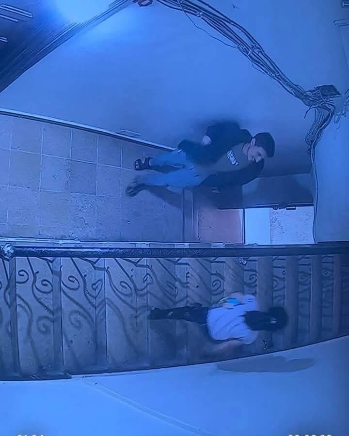 هذا المتحرش لاحق الطفله و جالس يوزع لها ابتسامه جميله ، و كان ناوي على عمل شنيع شاف إن فيه كاميرا خاف و تركها و مشي .. اهل الطفله كانوا أقوياء و نشروا صورته يشتوا يعرفوا من هو و  يربوه و يعلموه إن التحرش عمل شنيع يعاقب عليه القانون ..

في شارع بغداد _ صنعاء