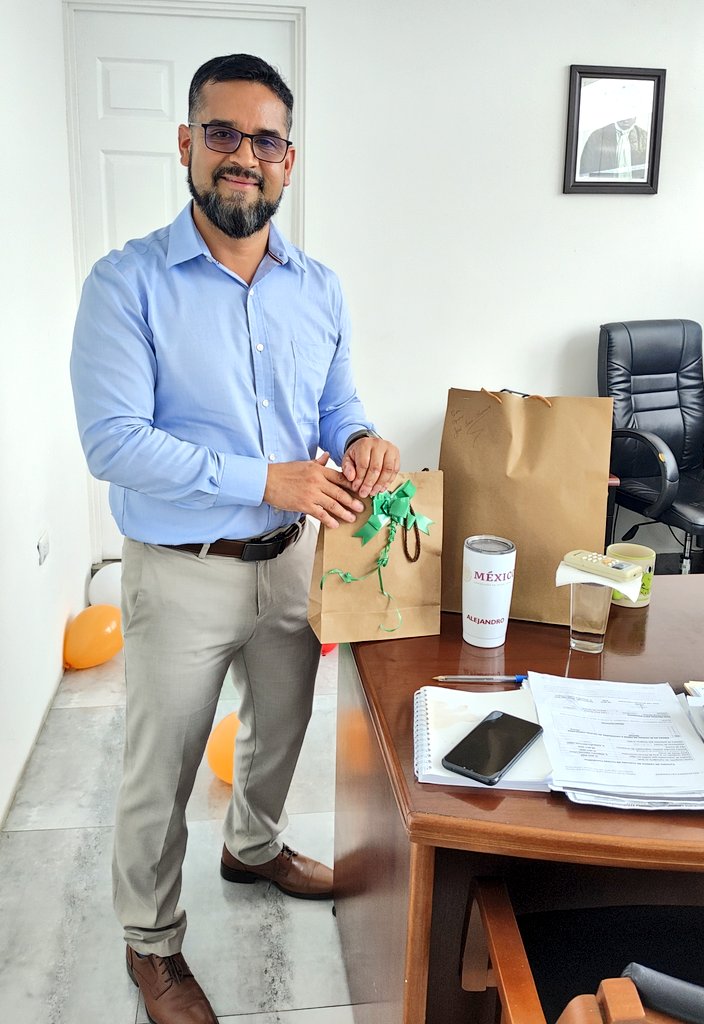 EAMartinezMX's tweet image. ¡Así da gusto cumplir años! Gracias a las y los compañeros de @ConsulMexTeu por la cálida felicitación.