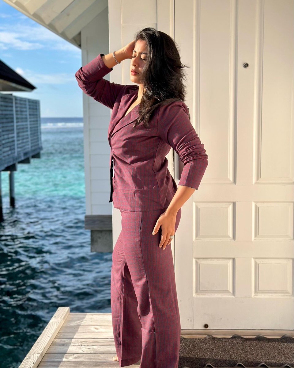 ipoojaiyer's tweet photo. Power in poise. Grace in style. Boss mode never takes a holiday 🌊✨ #BossLady #SuitUp #OceanViewVibes #PoojaIyer #Model #Modeling #Actress #WednesdayMotivation #Wednesday #Wednesdayvibe #WeddingImpossible #Scorpio Girl 😍🥰😘🥰😍🦂 https://t.co/orHxB3t4qw