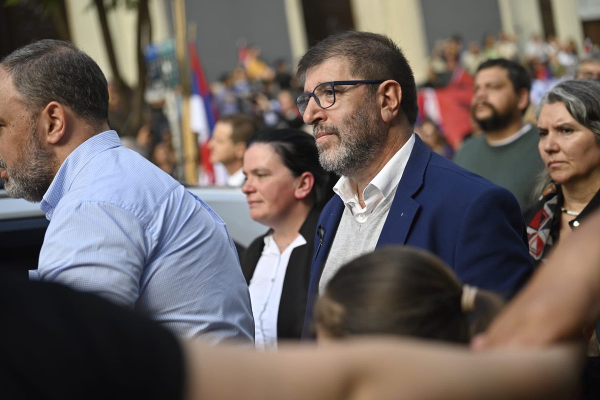 Frente Amplio (@frente_amplio) on Twitter photo Gracias por salir.
Por hacer de cada paso un abrazo.
Por llenar de aplausos y silencios el último viaje de Pepe. Rodeado de su pueblo, como siempre vivió.
Con la tierra en los pies y el amor en el aire. Gracias por salir.
Por hacer de cada paso un abrazo.
Por llenar de aplausos y silencios el último viaje de Pepe. Rodeado de su pueblo, como siempre vivió.
Con la tierra en los pies y el amor en el aire.