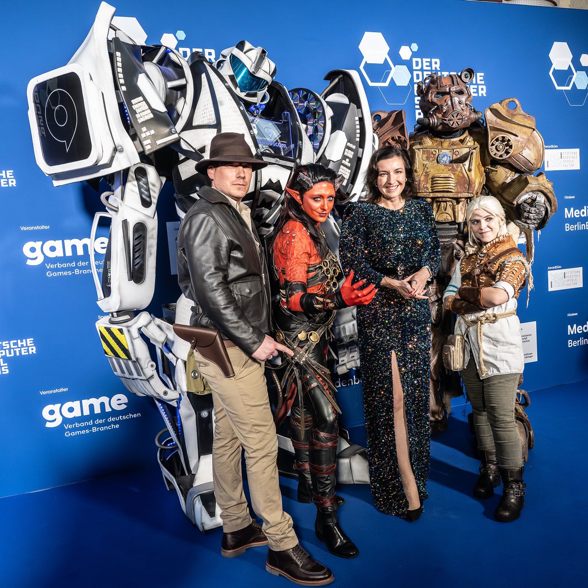 Wir feiern Games „Made in Germany“! Große Innovationskraft, technologische Leistung und beeindruckende Kreativität, das steckt in unserer Games-Branche. Gleich verkündet Bundesministerin <a href="/DoroBaer/">Dorothee Bär</a> das beste deutsche Spiel 2025. Stay tuned! <a href="/game_verband/">game_eV</a>