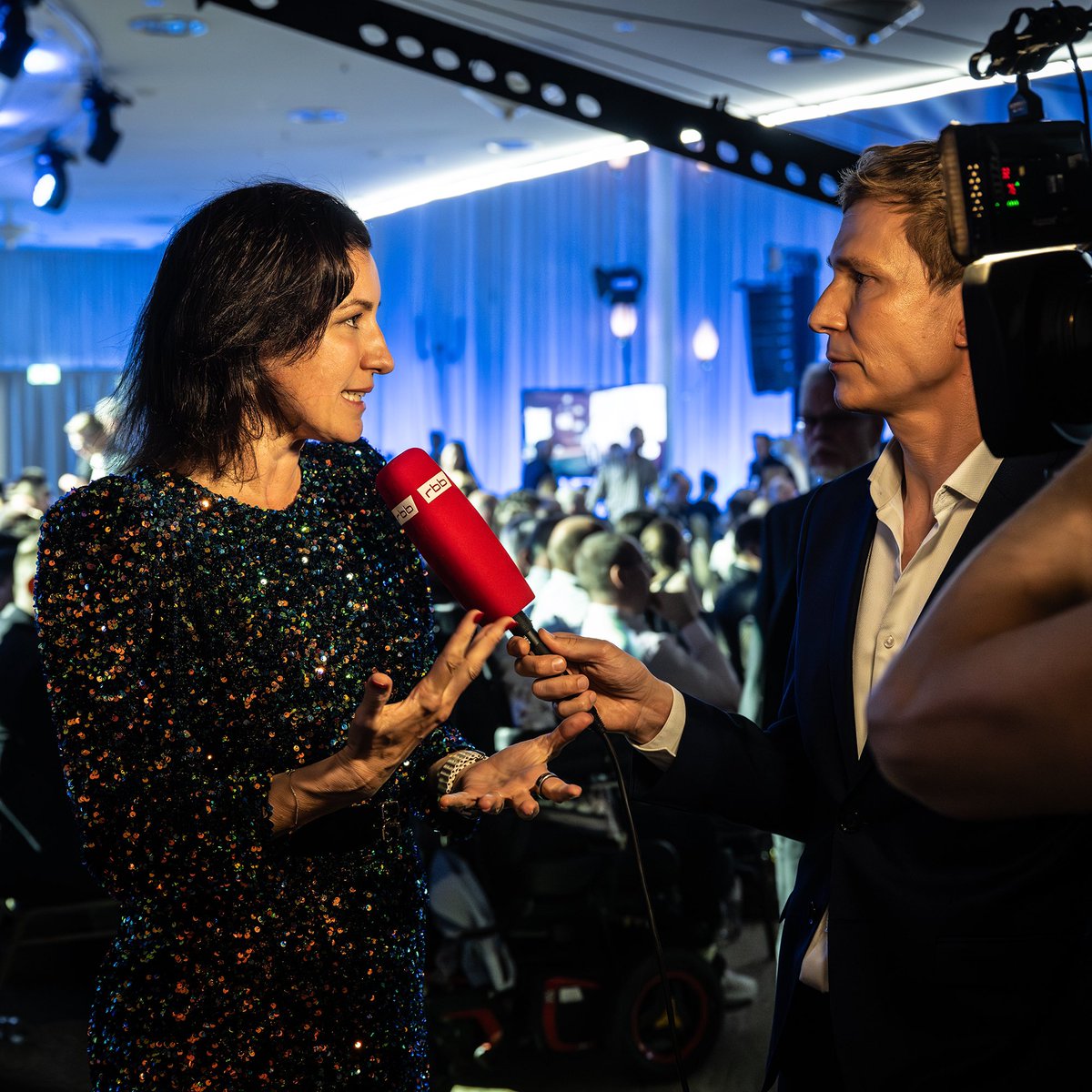 bmftr_bund's tweet photo. Wir feiern Games „Made in Germany“! Große Innovationskraft, technologische Leistung und beeindruckende Kreativität, das steckt in unserer Games-Branche. Gleich verkündet Bundesministerin @DoroBaer das beste deutsche Spiel 2025. Stay tuned! @game_verband https://t.co/p91hLiPK1O