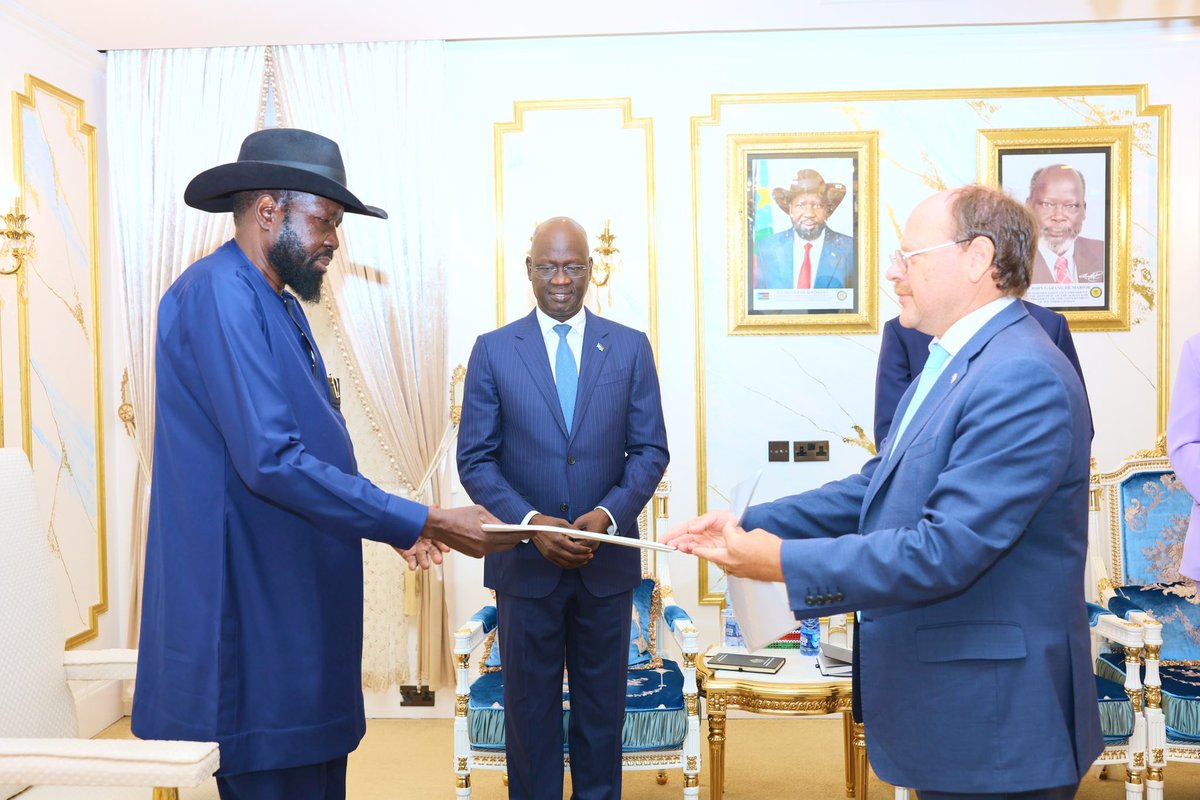 UKinSouthSudan's tweet photo. Ambassador David Ashley has presented his letter of credence from His Majesty King Charles III to President Salva Kiir.

💬Our priority here is simple: to support peace &amp; development so the people of South Sudan can fully enjoy the fruits of their hard-won independence. 

🇬🇧🤝🇸🇸 https://t.co/rAWOYMpVL4