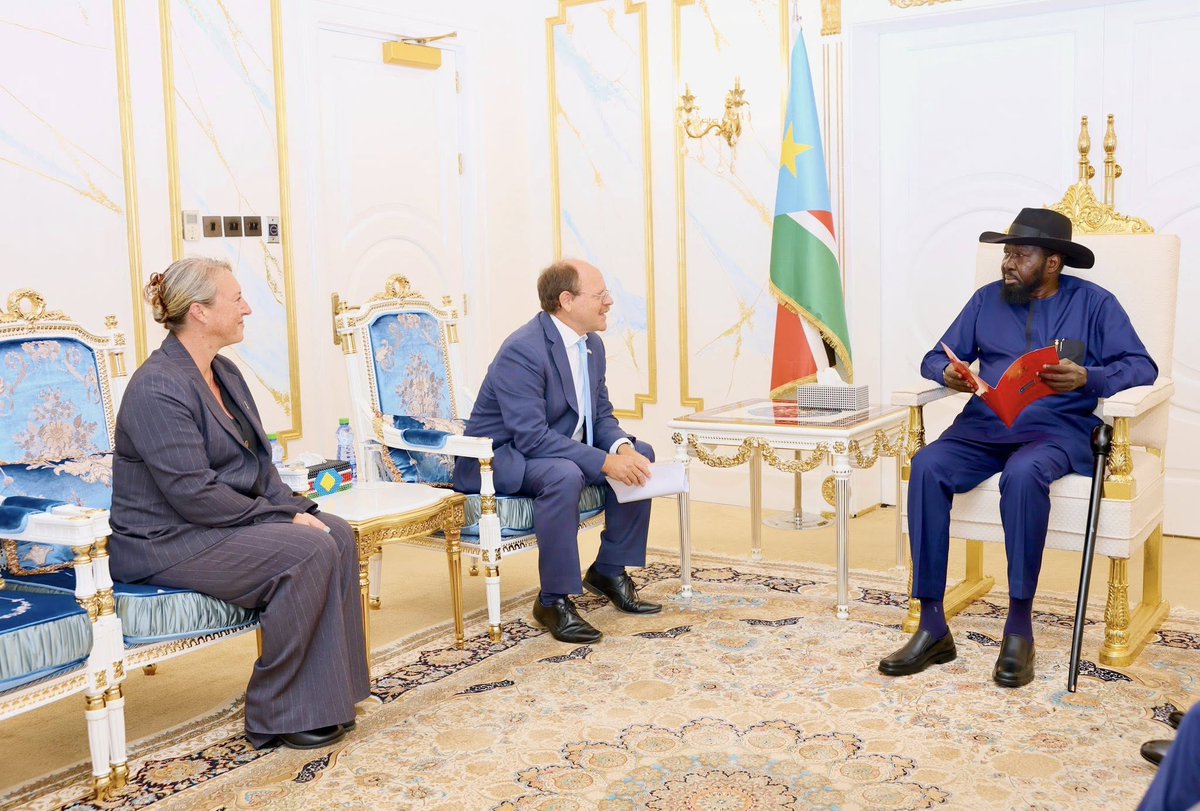 Ambassador David Ashley has presented his letter of credence from His Majesty King Charles III to President Salva Kiir.

💬Our priority here is simple: to support peace &amp; development so the people of South Sudan can fully enjoy the fruits of their hard-won independence. 

🇬🇧🤝🇸🇸