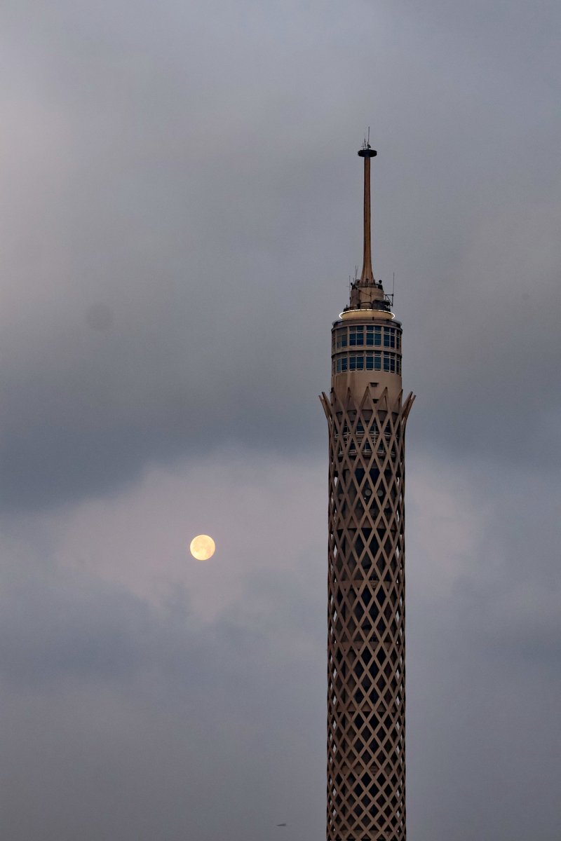 カイロタワーの横に厚雲の間からそっと顔を出してくれた、フラワームーン（5月の満月）

朝６時前、ナイル川に架かる橋の上から撮影