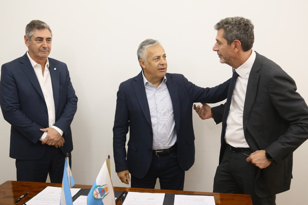 Estamos asumiendo la ejecución y el financiamiento de 235 kilómetros de rutas nacionales de alto tránsito y vital importancia logística y productiva. La tercera trocha del Acceso Sur, la tercera trocha del Acceso Este y la 143 a San Rafael están incluidas. Lo haremos con recursos