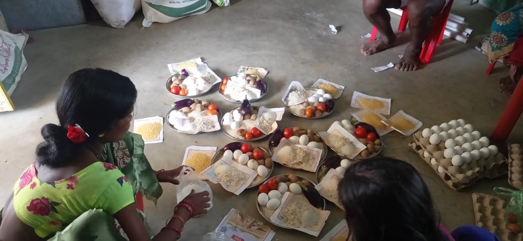 WCDOdisha's tweet photo. Nutrition first, no matter the heat!
With Anganwadi Centres closed due to the heatwave, dry rations are being distributed in lieu of #HotCookedMeals to preschool children across the state. Heartwarming glimpses from Malkangiri district.
#OdishaCares
@PIBWCD @MinistryWCD https://t.co/RA8yZjsiwD