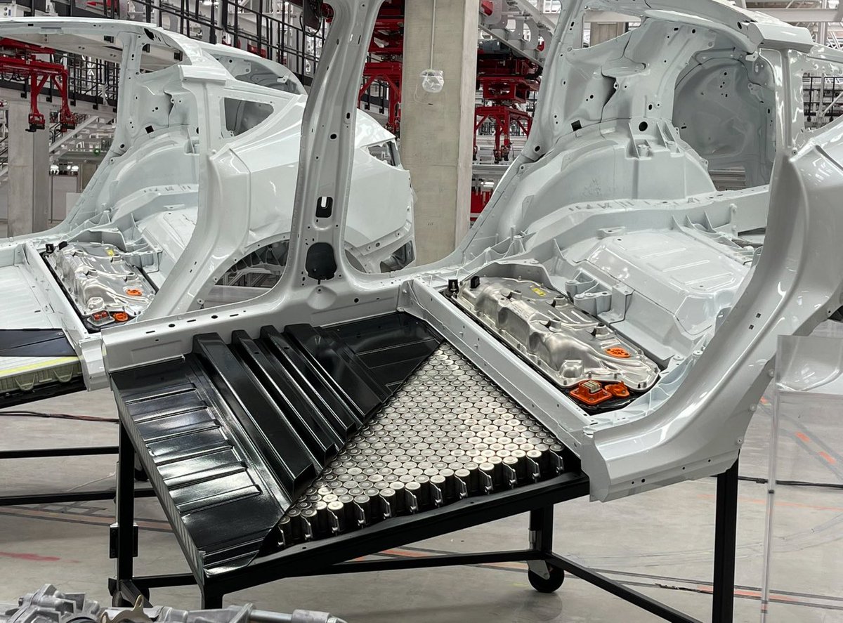 RandyNarinee's tweet image. First Responder Safety:
Critical Tactics for Extricating the Tesla Model Y with 4680 Structural Battery Pack
The Tesla Model Y’s 4680 structural battery pack replaces the traditional floor pan, with seats bolted directly to the pack. This integration means that if the battery…