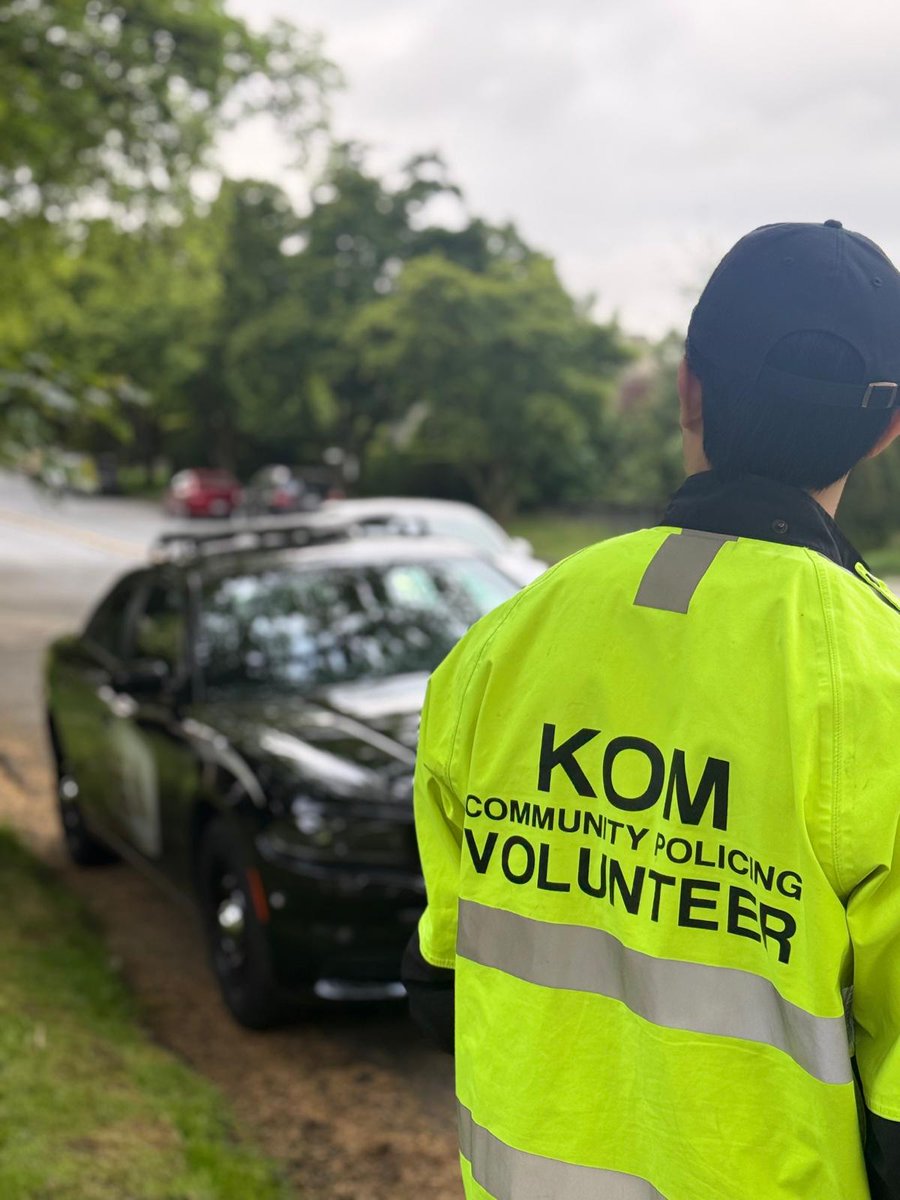 Our 4 KOM CPC volunteers &amp; a VPD officer were at W. 33rd &amp; Yew 🚦 today, targeting speeders-7 vehicles stopped! 🚗
Unmarked crosswalk 🚸 + nearby school 🏫 = drive safe!
Should we add a crosswalk? Vote! 🗳️ strawpoll.com/2ayLQrKrAn4
#CommunitySafety #SlowDown <a href="/CityofVancouver/">City of Vancouver</a> <a href="/icbc/">ICBC</a>