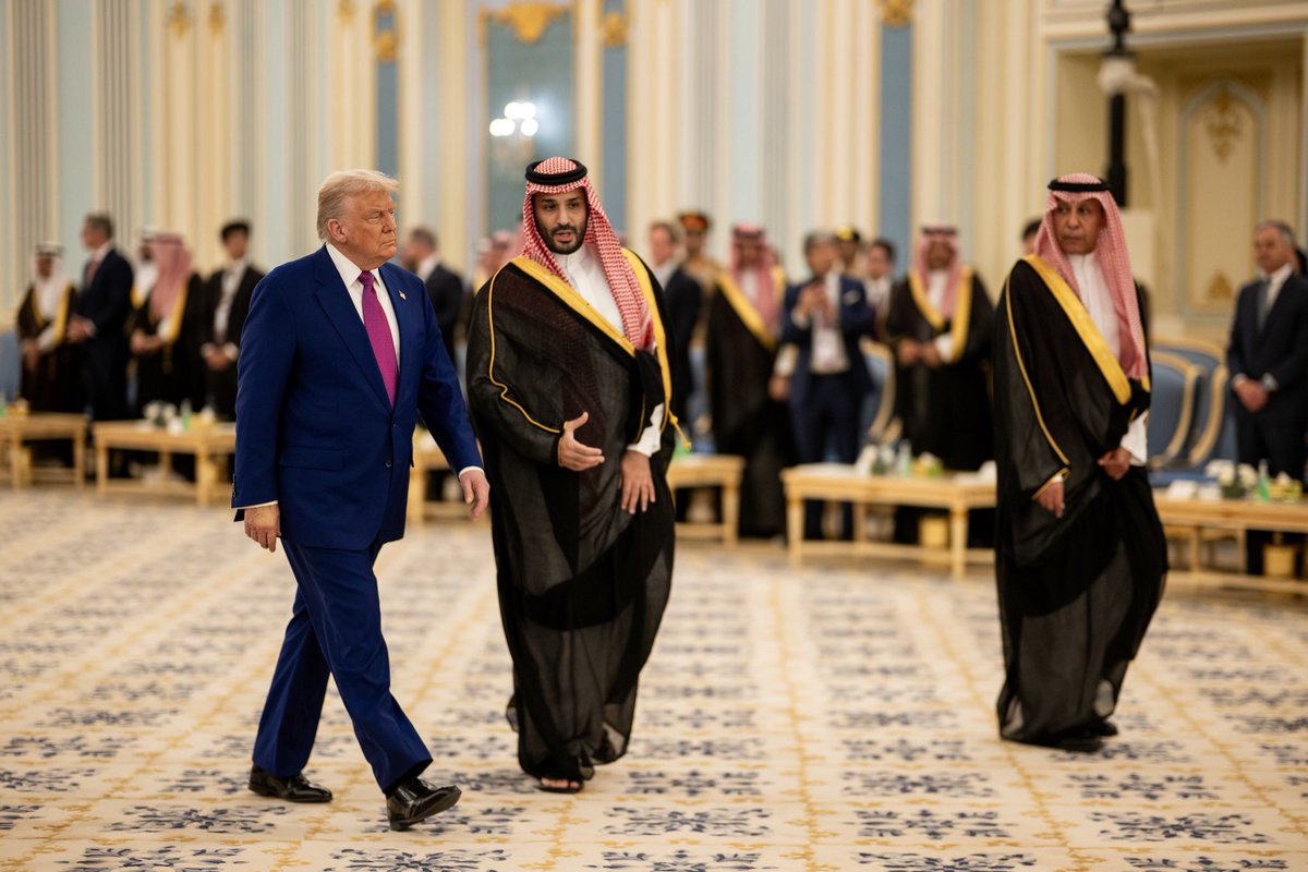 الرئيس دونالد ترامب: "مع هذه الزيارة الرسمية التاريخية، نحتفل بأكثر من 80 عامًا من الشراكة الوثيقة بين الولايات المتحدة والمملكة العربية السعودية. منذ أن التقى الرئيس فرانكلين روزفلت بوالد الملك سلمان، الملك عبد العزيز، في الخارج على متن السفينة يو إس إس كوينسي عام 1945، شكلت