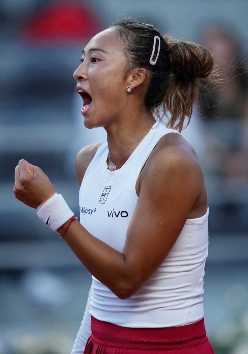 TheTennisLetter's tweet photo. Zheng d. Sabalenka 6-4 6-3

Qinwen snaps Aryna’s 15 match win streak in WTA 1000s

She was 0-6 against Aryna, but she showed up with revenge on her mind

Simply brilliant tennis

✅1st Rome SF
✅2nd win over #1
✅11th top 10 win

Nobody beats Queenwen 7 times in a row 👑

🇨🇳♥️ https://t.co/dnm8QfAsrL