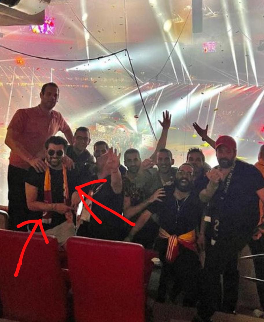 Kadıköydeki Galatasaray derbisini babası Erol Bilecik'in locasında izleyen ultrAslan grubu üyesi Kaan Bilecik.